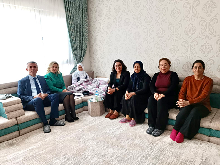 Kaymakamımız Sn Ali Sırmalı, Eşi Sn Nuray Sırmalı Hanımefendi, Şehidimiz Mehmet Şirin Demir’in Eşi Perihan Demir ve Kızı Gülay Demir’i Ziyaret Etti