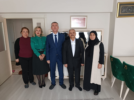 Kaymakamımız Sn Ali Sırmalı, Eşi Sn Nuray Sırmalı hanımefendi, Şehit Polis Memurumuz Serhat Öztürk’ün Ailesi Necla-Cafer Öztürk’ü Evinde Ziyaret Etti