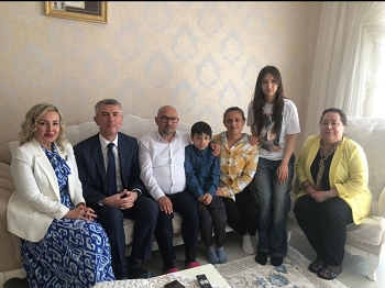 Kaymakamımız Ali Sırmalı ve Eşi Nuray Sırmalı Hanımefendi, Ramazan Bayramı Dolayısıyla, Kahraman Gazimiz Ali Yıldızçelik ve Ailesini  Ziyaret Etti