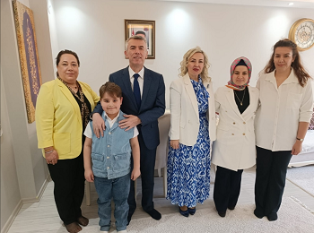 Kaymakamımız Ali Sırmalı ve Eşi Nuray Sırmalı, Ramazan Bayramı Dolayısıyla, Şehidimiz Alim Keskin'in Kıymetli Ailesini Ziyaret Etti.