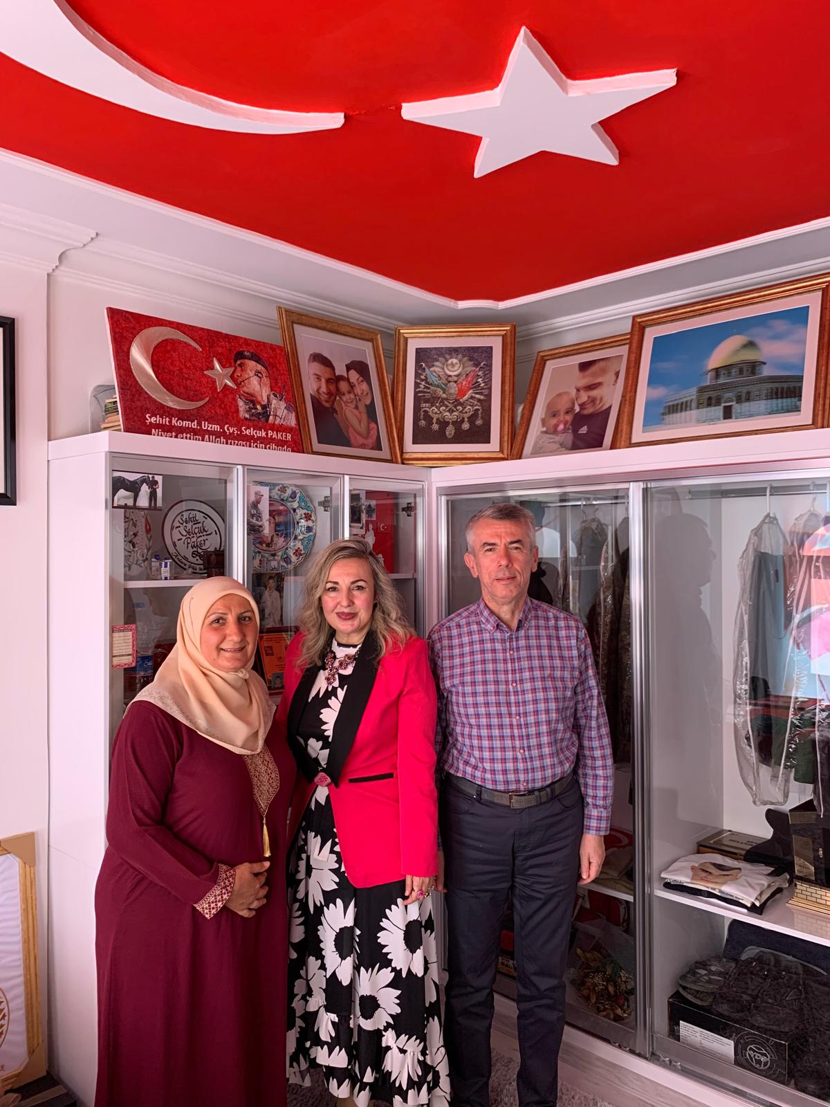 Kurban Bayramı Dolayısıyla Kaymakamımız Ali Sırmalı, Eşi Nuray Sırmalı Hanımefendi ile Şehidimiz Selçuk Paker'in Kıymetli Ailesini Ziyaret Etti