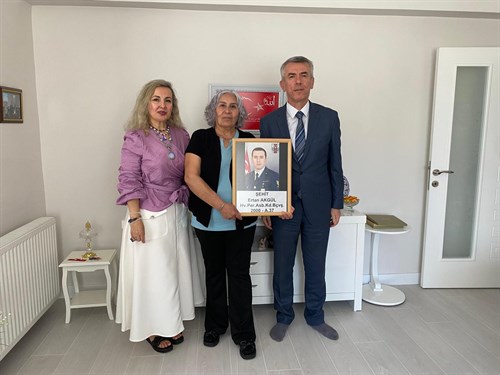 Kaymakamımız Ali Sırmalı, Eşi Nuray Sırmalı Hanımefendi ile Aziz Şehidimiz Ertan Akgül'ün Kıymetli Ailesine Ziyarette Bulundu